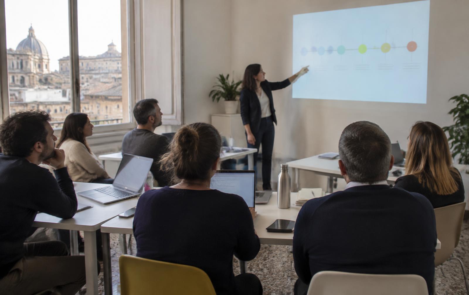 Professionisti in aula durante una lezione di formazione